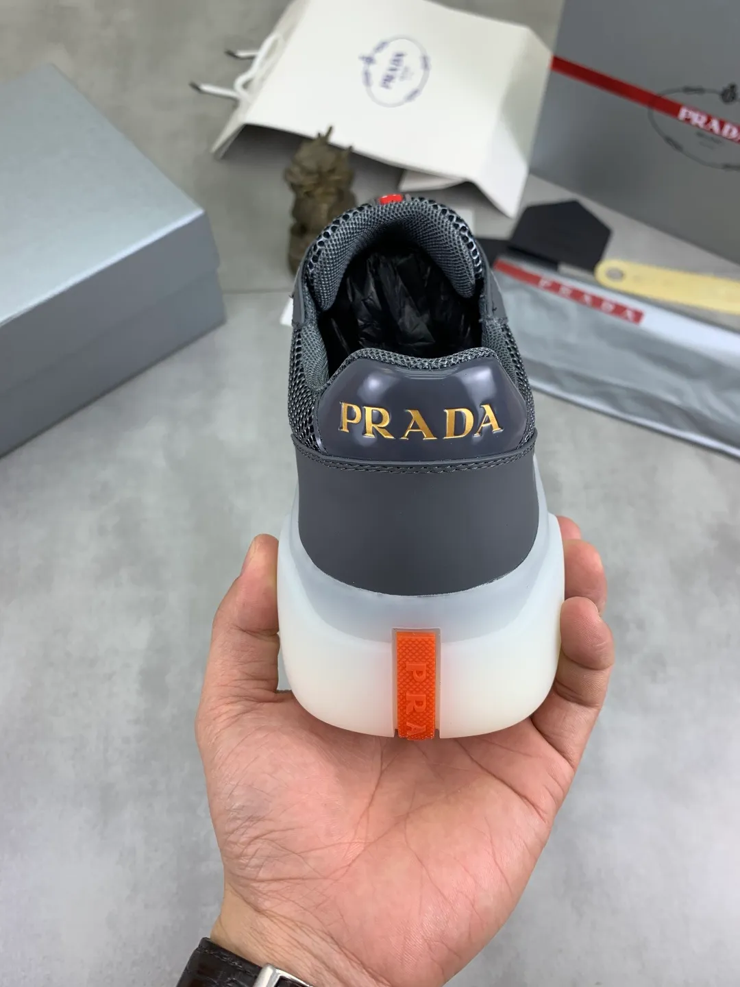 Men's shoes 💰P600💰 [New style] popular models are on the official website, 🆘 Trendy brand (Prada) mainly promotes popular models, avant-garde and versatile fashion men's shoes private version mold opening, cowhide surface splicing 1:1.. Fashionable and simple, original imported cowhide lining cowhide feet; the atmosphere and personality are more fashionable, eye-catching and pursuing class. It will subvert old ideas and be a must-have for fashion trendsetters with you! Must keep it for yourself! Tall and comfortable, large and low, high-end quality workmanship. Size: 38-45 3️⃣colors available.
